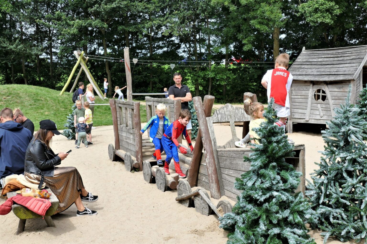 kids-op-houten1-Piet-Jonker-weidevenner-10-jaar-speelkraam