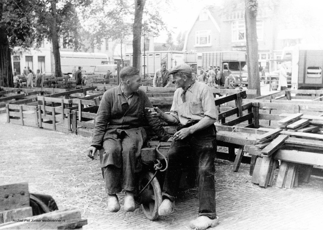 Piet-Jonker-weidevenner.nl-Klaas-van-Tiel-l-Piet-Butter-r-op-de-plekwaar-nu-de-bronzen-koeien-staanwaar-nu-de-bronzen-koeien-staan-waar-nu-de-bronzen-koeien-staan