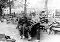 Piet-Jonker-weidevenner.nl-Klaas-van-Tiel-l-Piet-Butter-r-op-de-plekwaar-nu-de-bronzen-koeien-staanwaar-nu-de-bronzen-koeien-staan-waar-nu-de-bronzen-koeien-staan