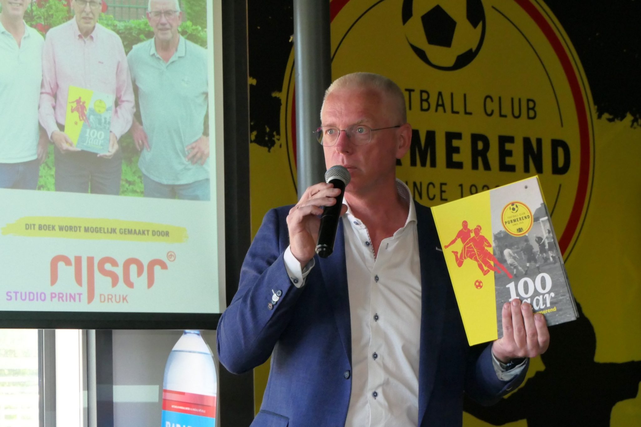 Simon-Veldboer-met-boek-weidevenner.nl-honderd-jaar-FC-Purmerend-26-12