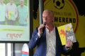 Simon-Veldboer-met-boek-weidevenner.nl-honderd-jaar-FC-Purmerend-26-12