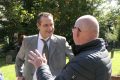 Piet-Jonker-weidevenner.nl-begraafplaats-toneel-38-Alex-Vallentgoed-met-Mummie-van-Purmerend