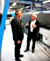 Burgermeester in gesprek met oprichter